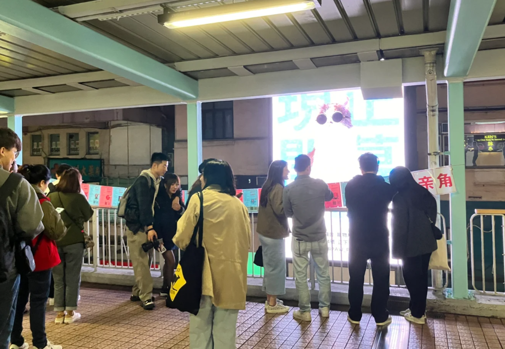 旺角東行人天橋現場掛起「相親角」字眼,亦有多張疑為尋伴侶人士的個人資料。(小紅書)